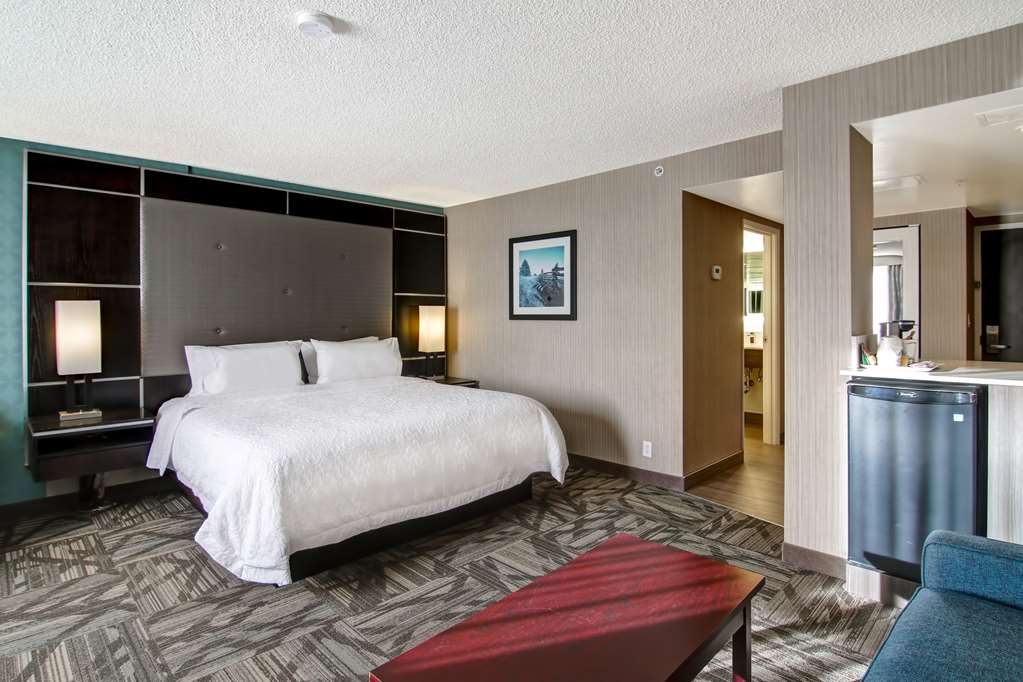 Фото Hampton Inn & Suites by Hilton Calgary Airport