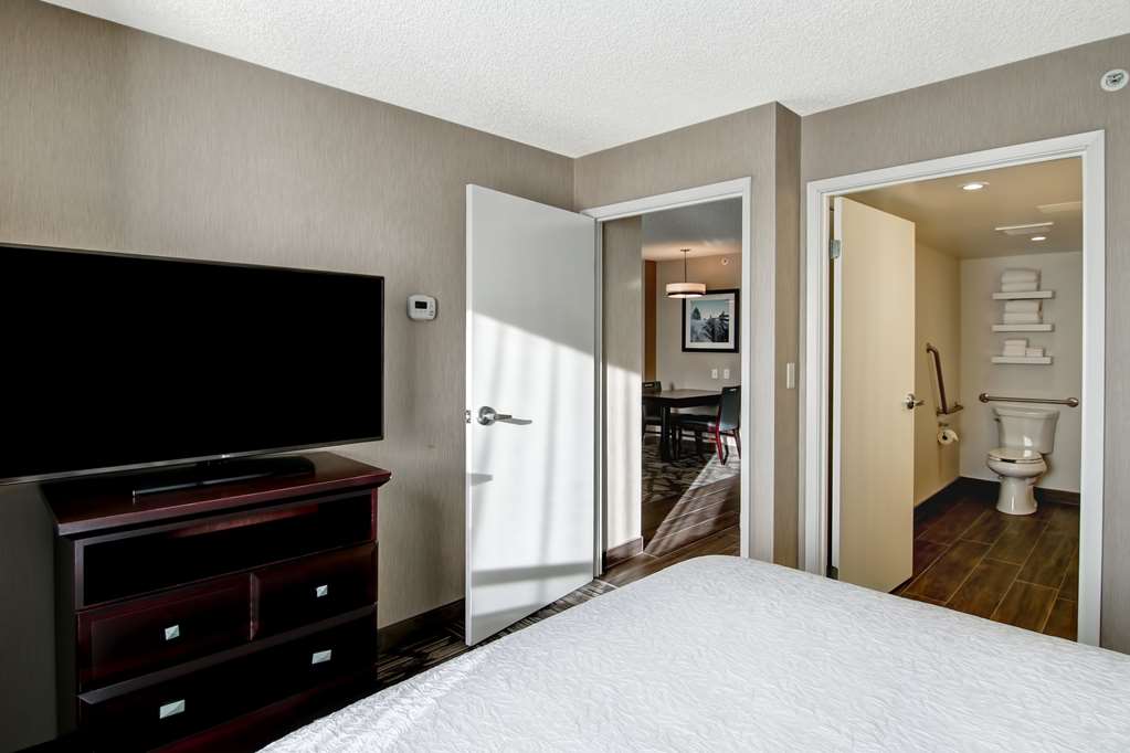 Фото Hampton Inn & Suites by Hilton Calgary Airport