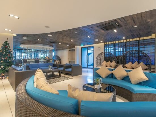 Фото Golden Tulip Pattaya Beach Resort