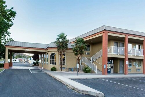 Гостиница Super 8 by Wyndham Hurricane Zion National Park в Херрикене
