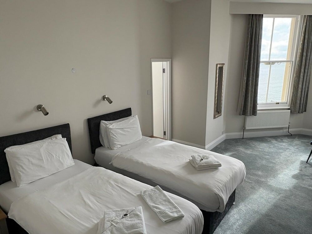 Фото The Cumberland Hotel