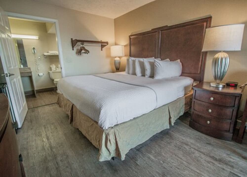 Фото Days Inn by Wyndham Fort Walton Beach