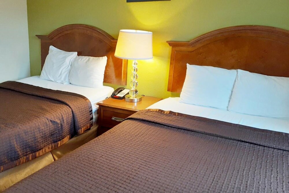 Фото Travelodge by Wyndham Savannah Midtown