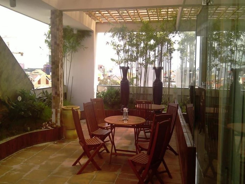 Фото Sunflowers Hotel