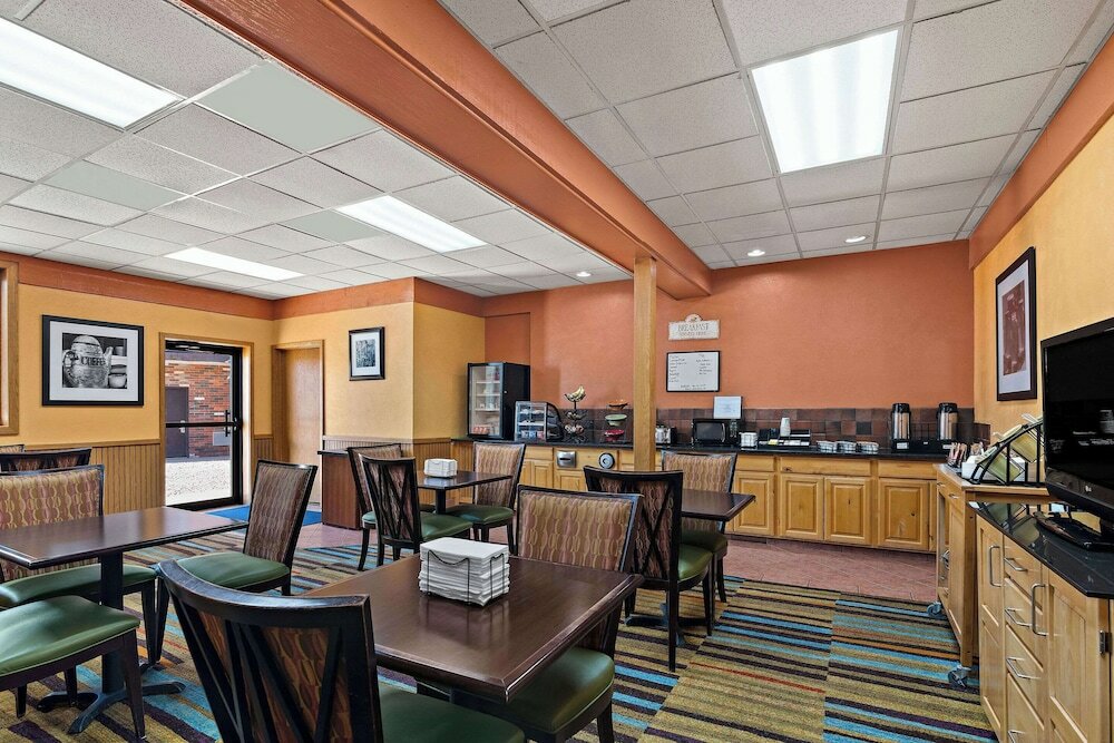 Фото Holiday Manor McPherson