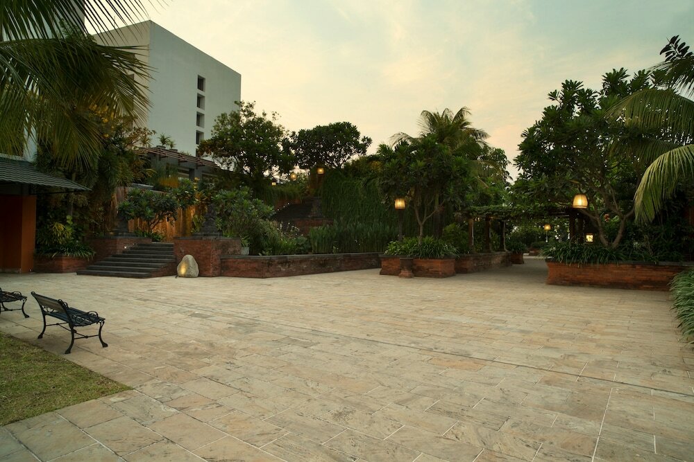 Фото Bumi Surabaya City Resort