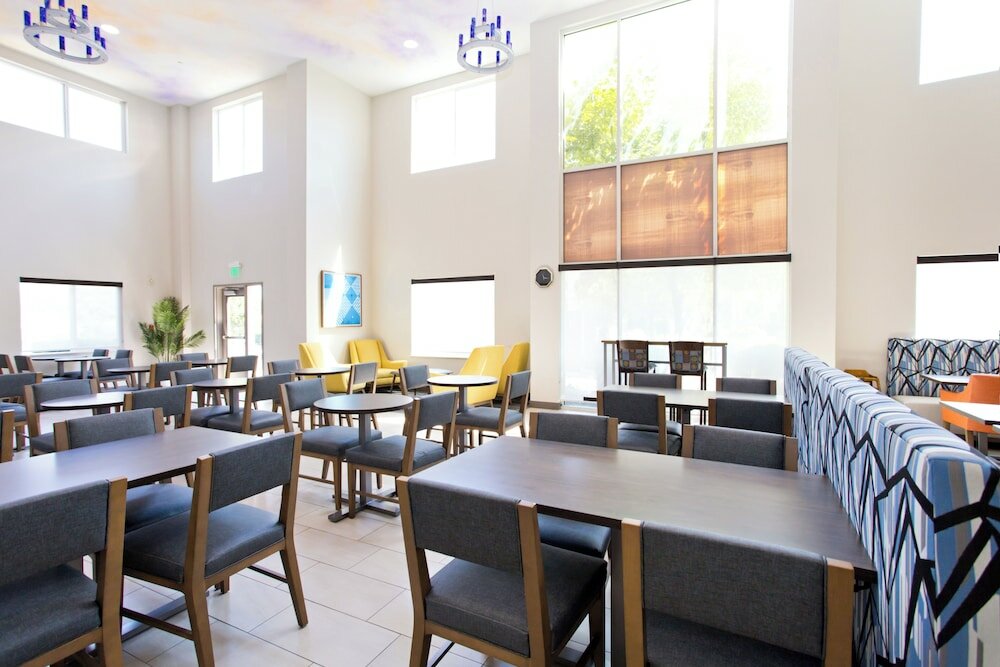 Фото Holiday Inn Express & Suites Sacramento Ne Cal Expo