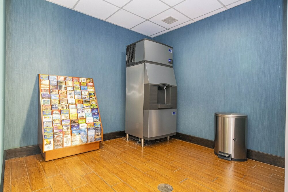 Фото Hampton Inn Spring Hill