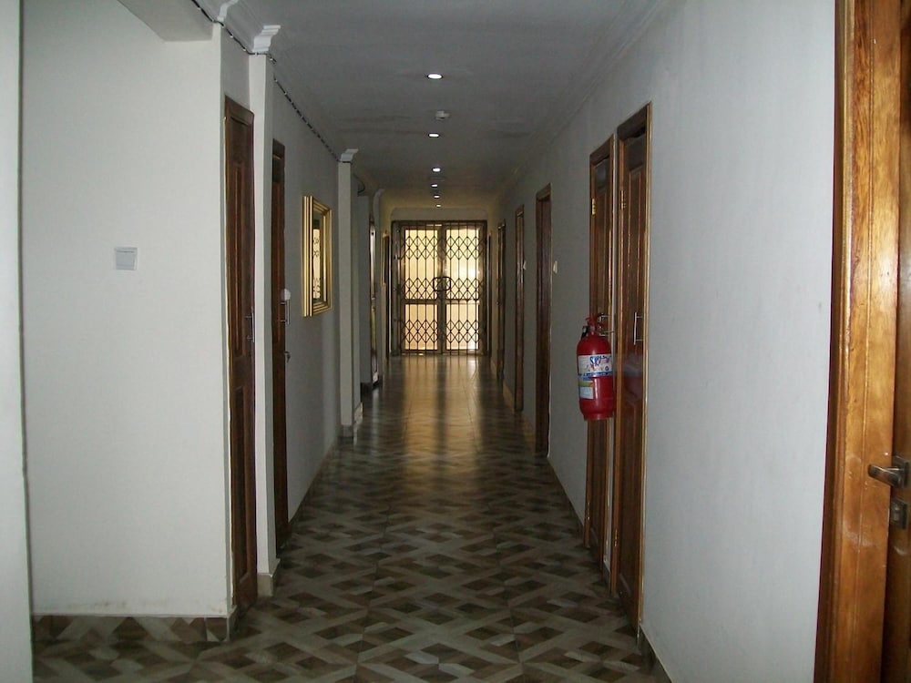 Фото Ampomaah Hotel