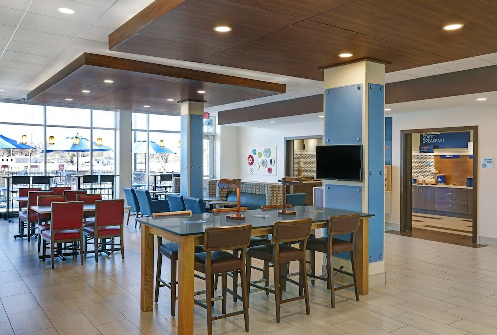 Фото Holiday Inn Express & Suites Lenexa - Overland Park Area, an Ihg Hotel