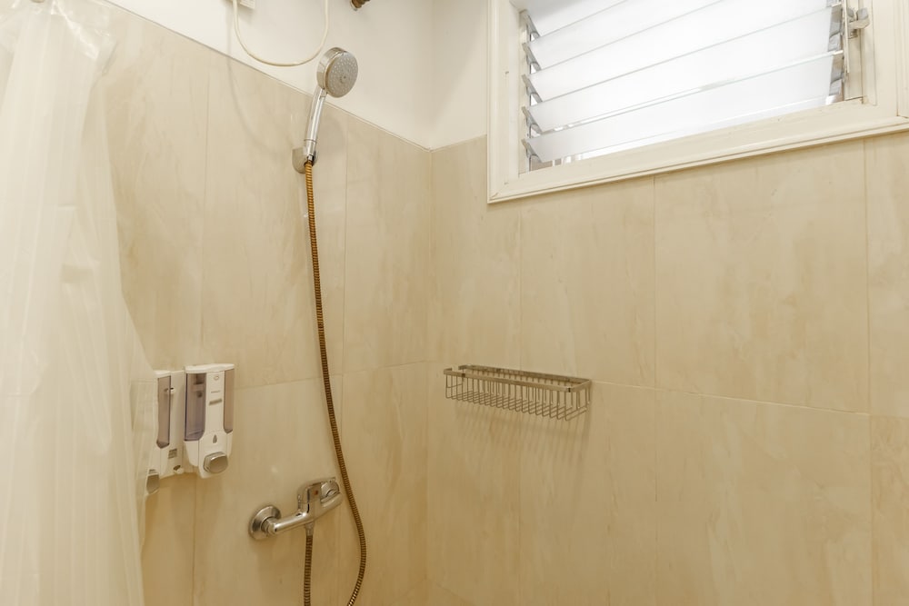 Фото RedDoorz Plus @ Tendean