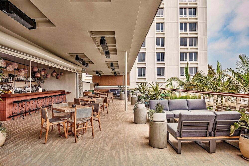 Фото June West La