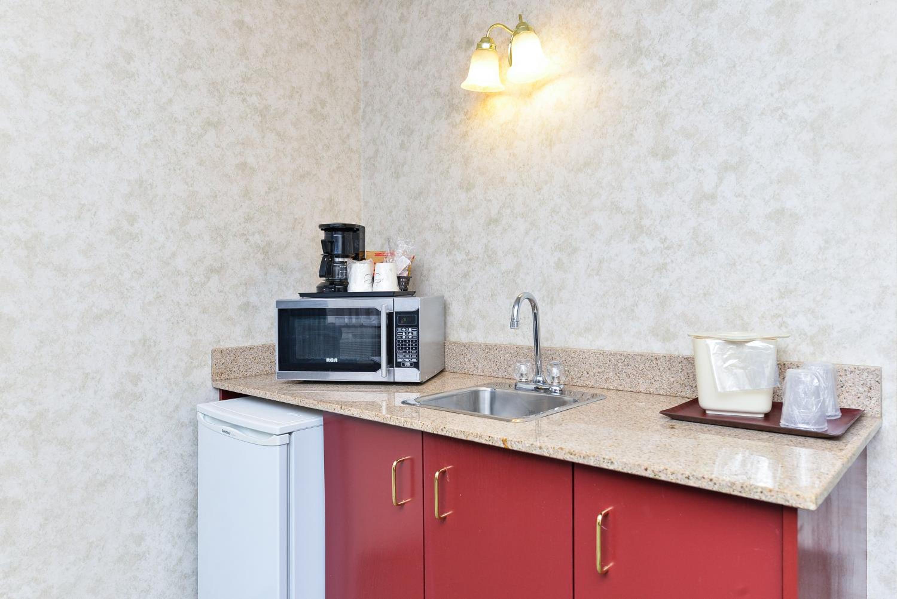 Фото Ramada by Wyndham Nisku Edmonton Airport