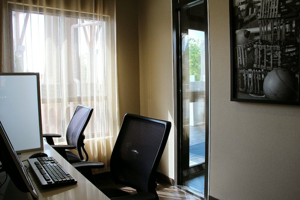 Фото Holiday Inn Express Hotel & Suites Riverport Richmond