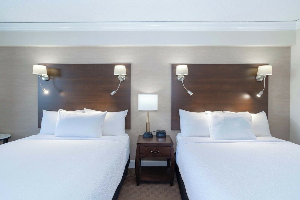 Фото Sandman Signature Vancouver Airport Hotel & Resort