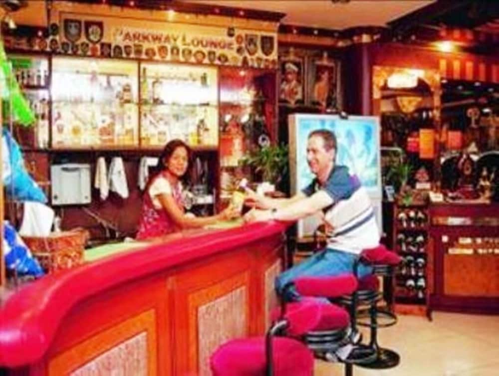 Фото Parkway Inn