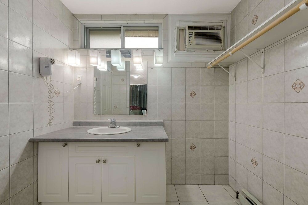 Фото Knights Inn Burlington, On