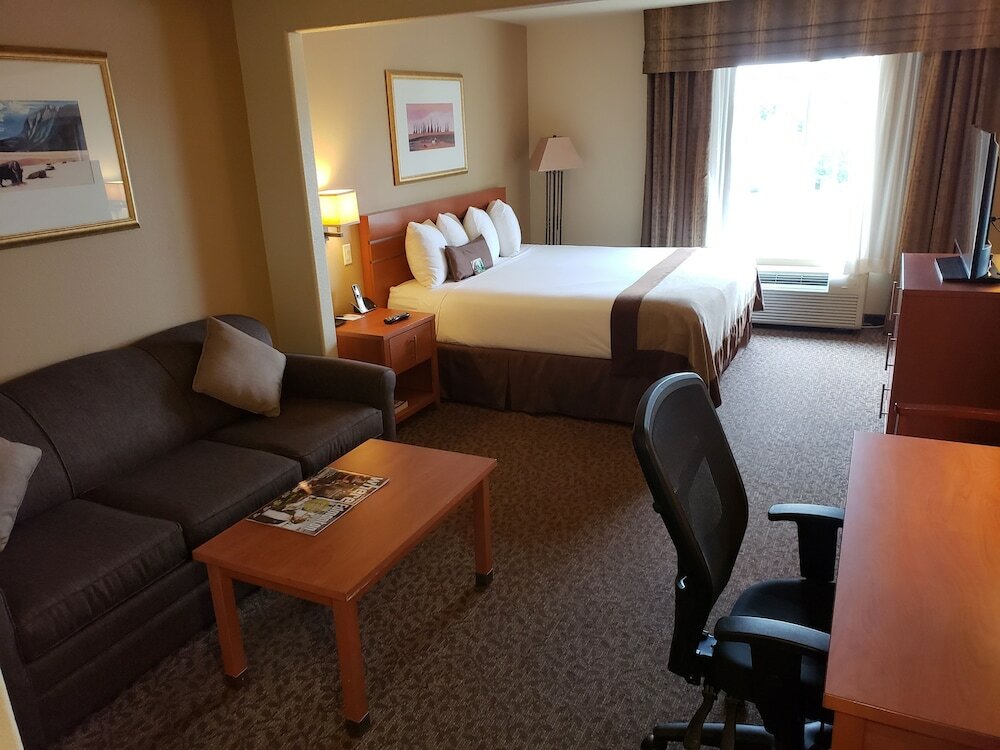 Фото Wingate by Wyndham Edmonton West