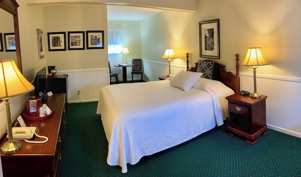 Фото Cedar Crest Inn