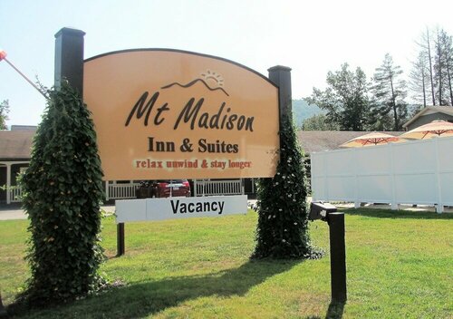 Внешний вид отеля Mt Madison Inn & Suites в Гореме, фото 4