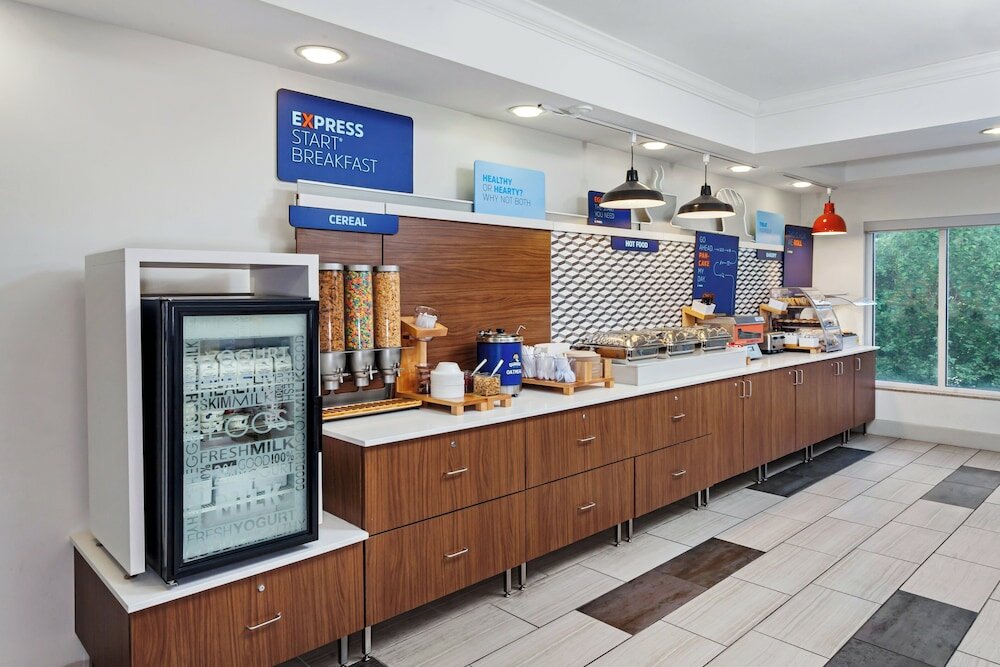 Фото Holiday Inn Express Hotel & Suites Chicago South Lansing, an Ihg Hotel