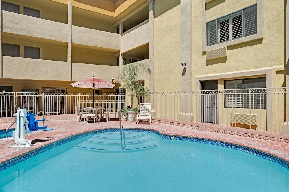 Фото Days Inn by Wyndham West Covina
