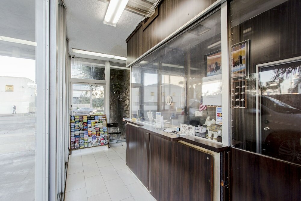 Фото Hollywood Palms Inn and Suites