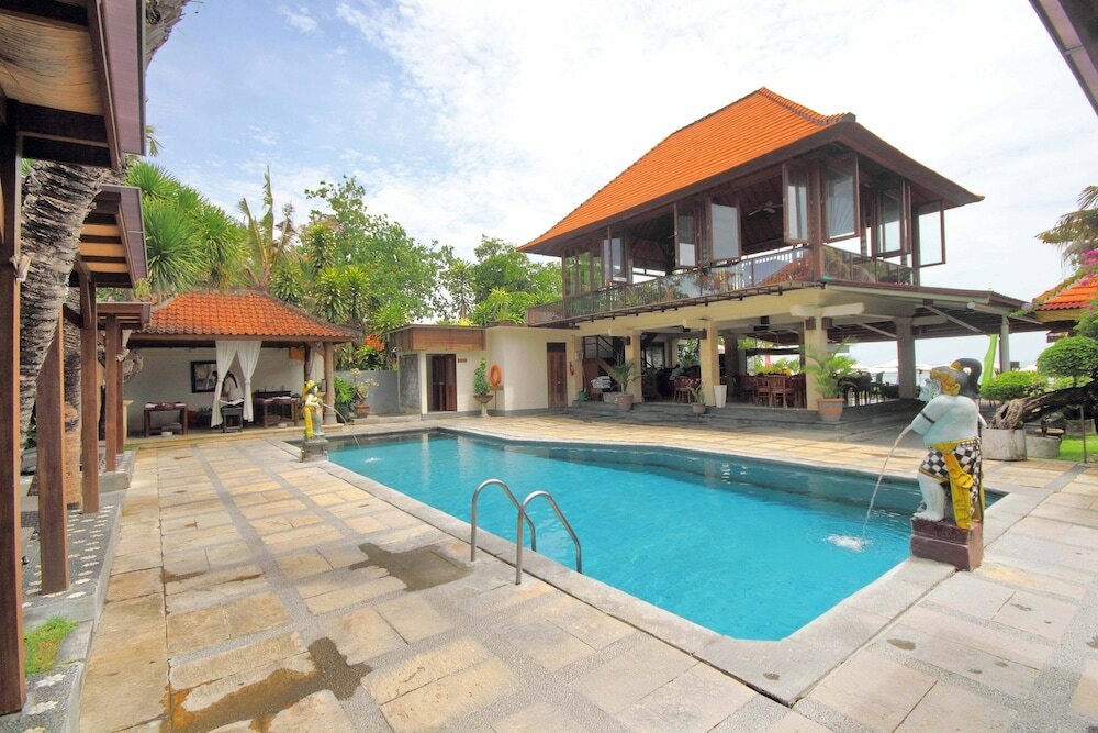 Фото Respati Beach Hotel