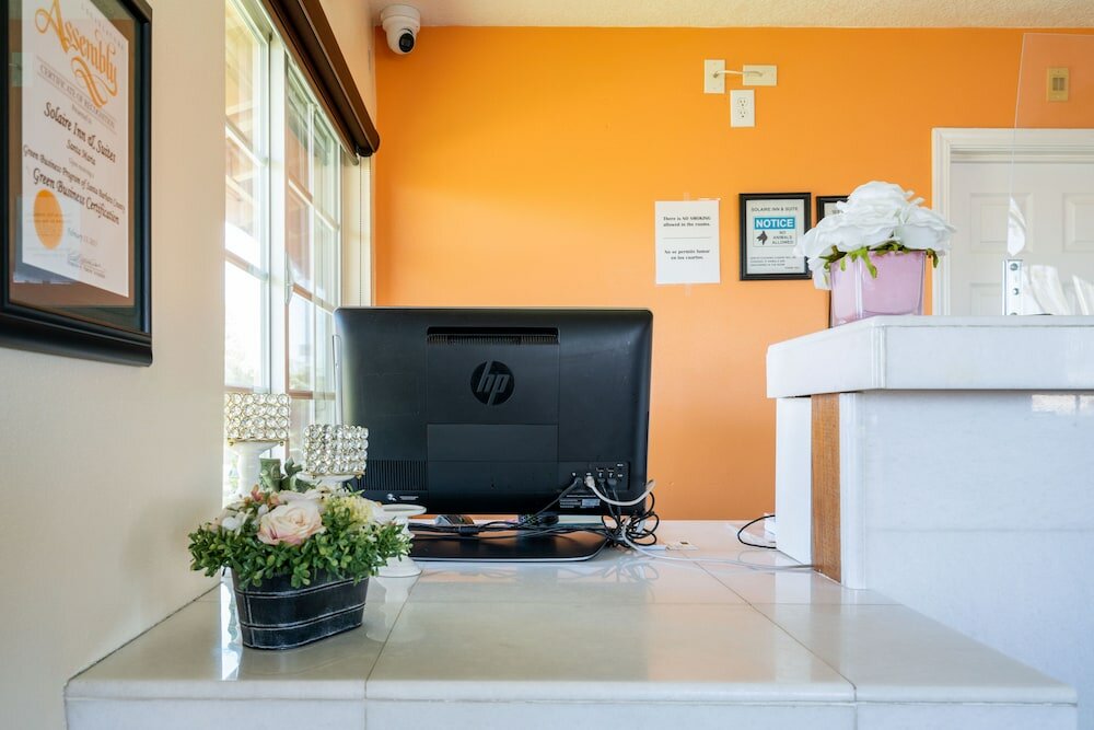 Фото Solaire Inn & Suites