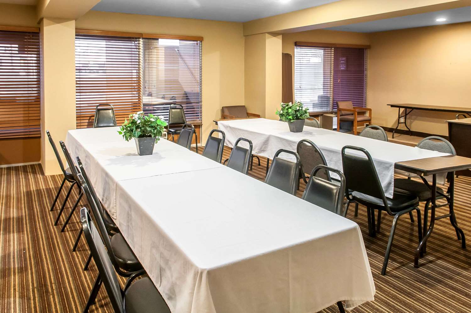 Фото Rodeway Inn East