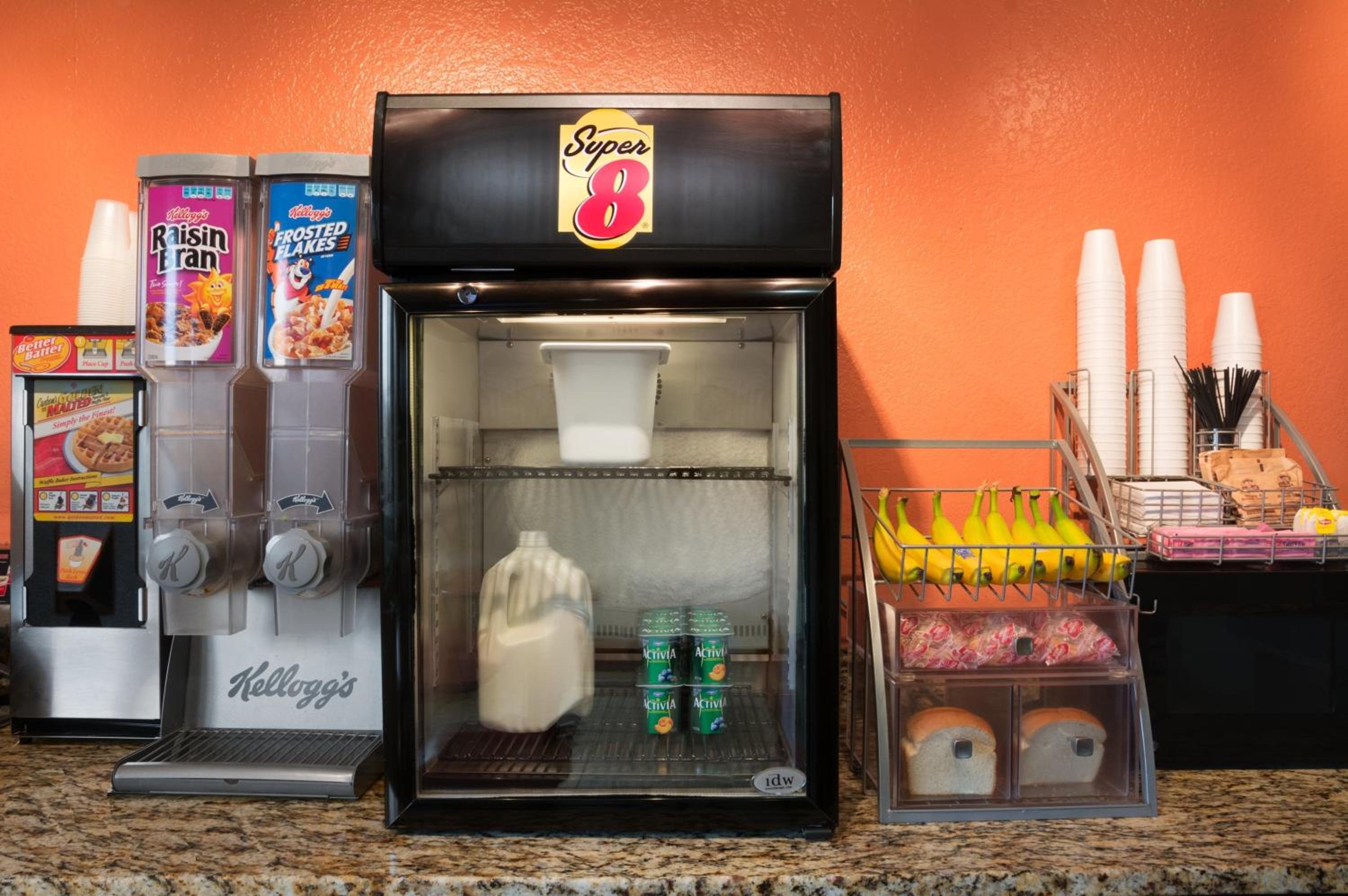 Фото Super 8 by Wyndham Charlotte University