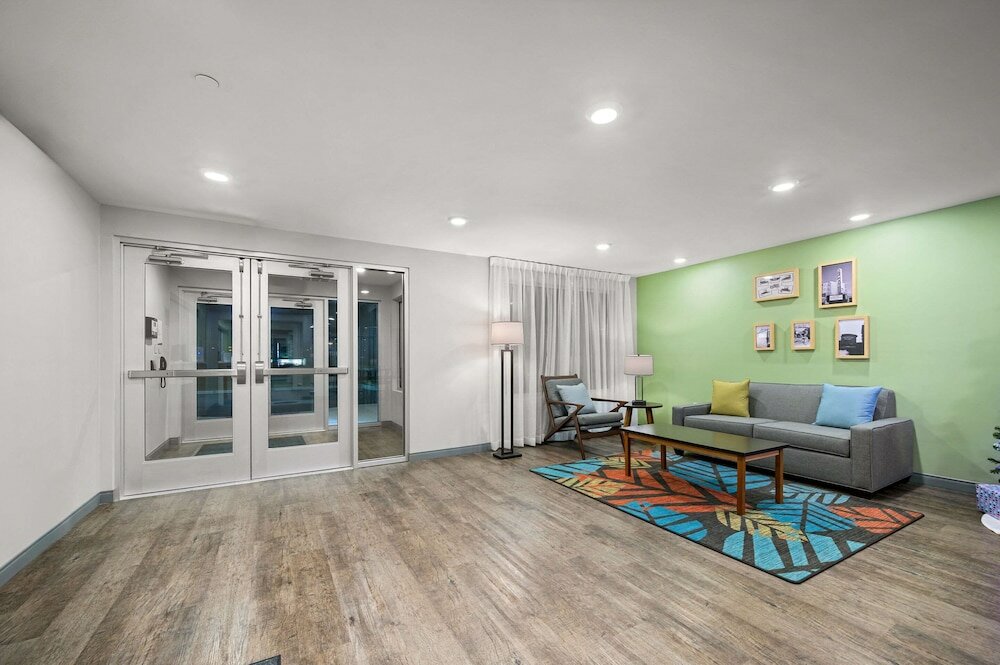 Фото Woodspring Suites Dearborn - Detroit