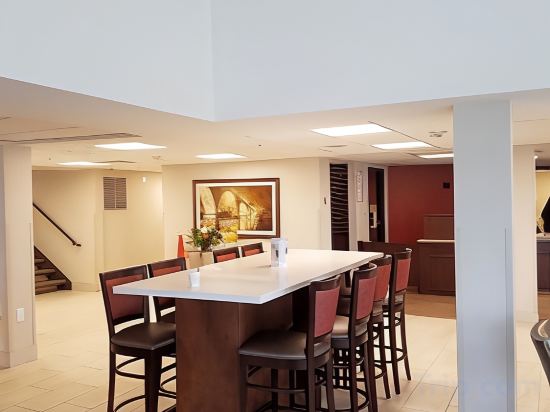 Фото Ramada by Wyndham Minneapolis Golden Valley