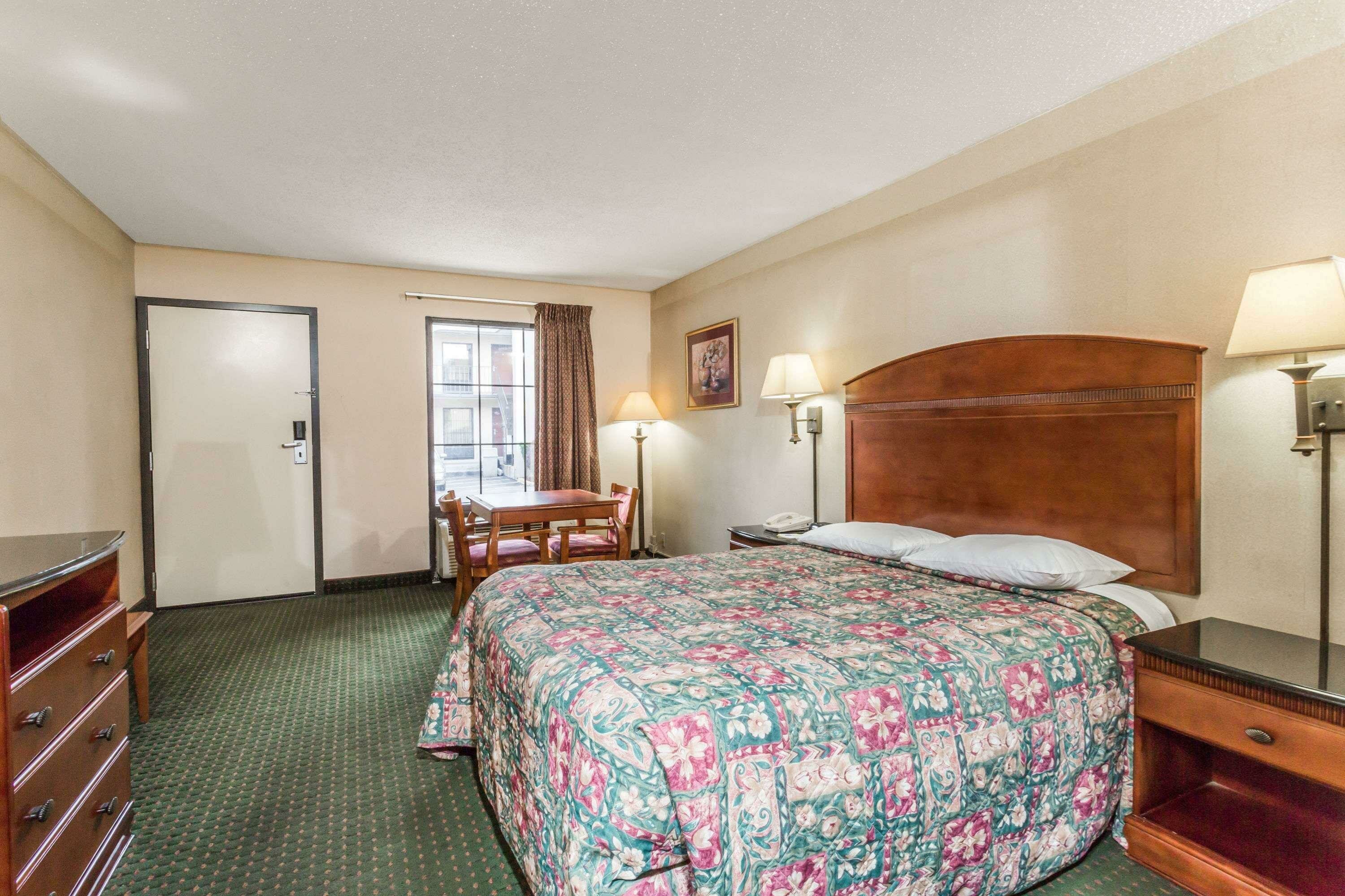 Фото Days Inn by Wyndham Camp Springs/Andrews Afb Dc Area