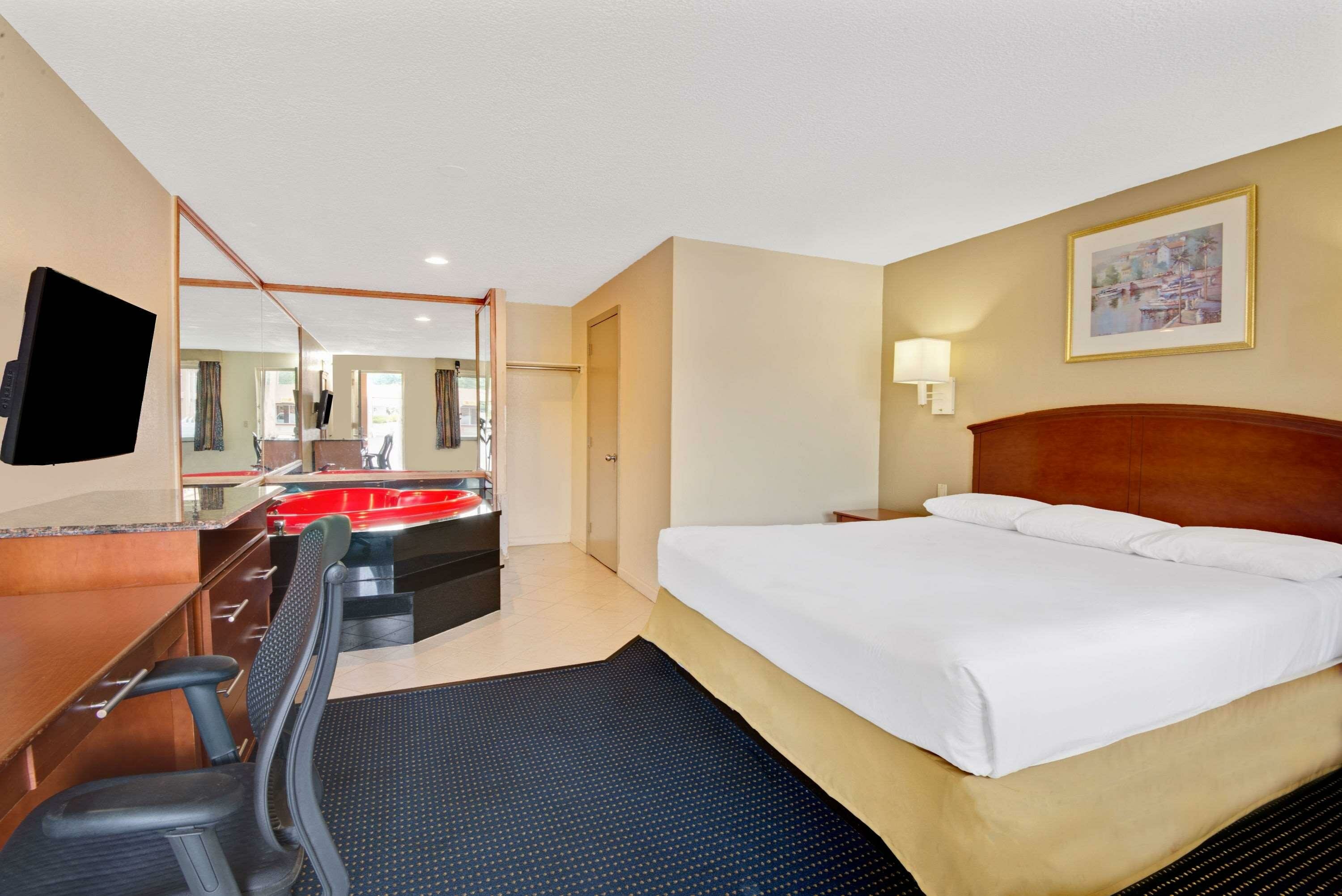 Фото Super 8 by Wyndham Milford/New Haven