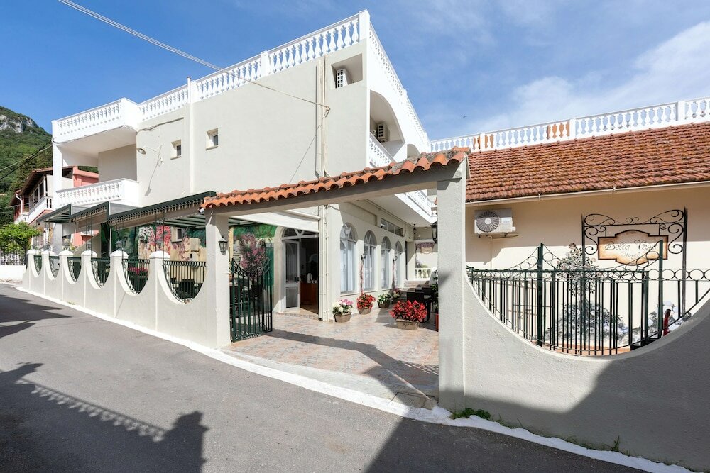 Фото Bella Vista Beach Hotel and Studios