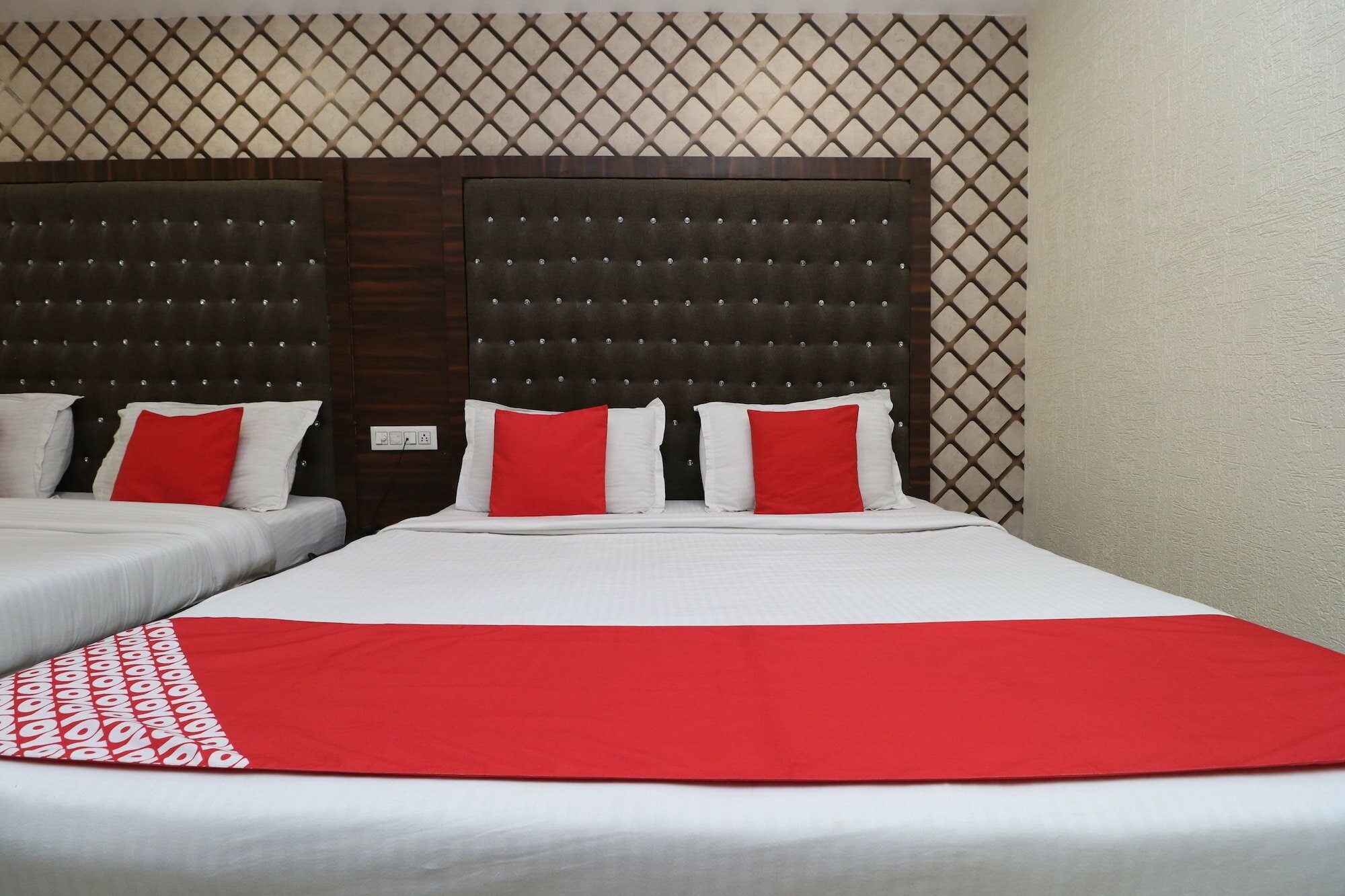 Фото Azaad Lifestyle Hotel by Oyo Rooms