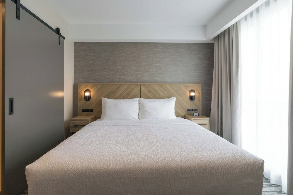Фото Sandman Hotel & Suites Winnipeg Airport