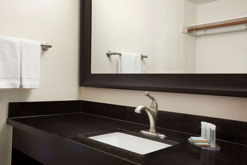 Фото Travelodge by Wyndham Bakersfield