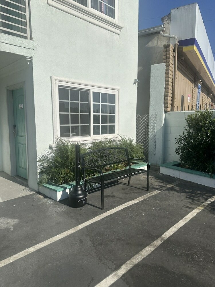 Фото Super 8 by Wyndham Oceanside Downtown