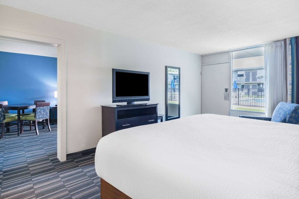 Фото Days Inn and Suites by Wyndham Oxford