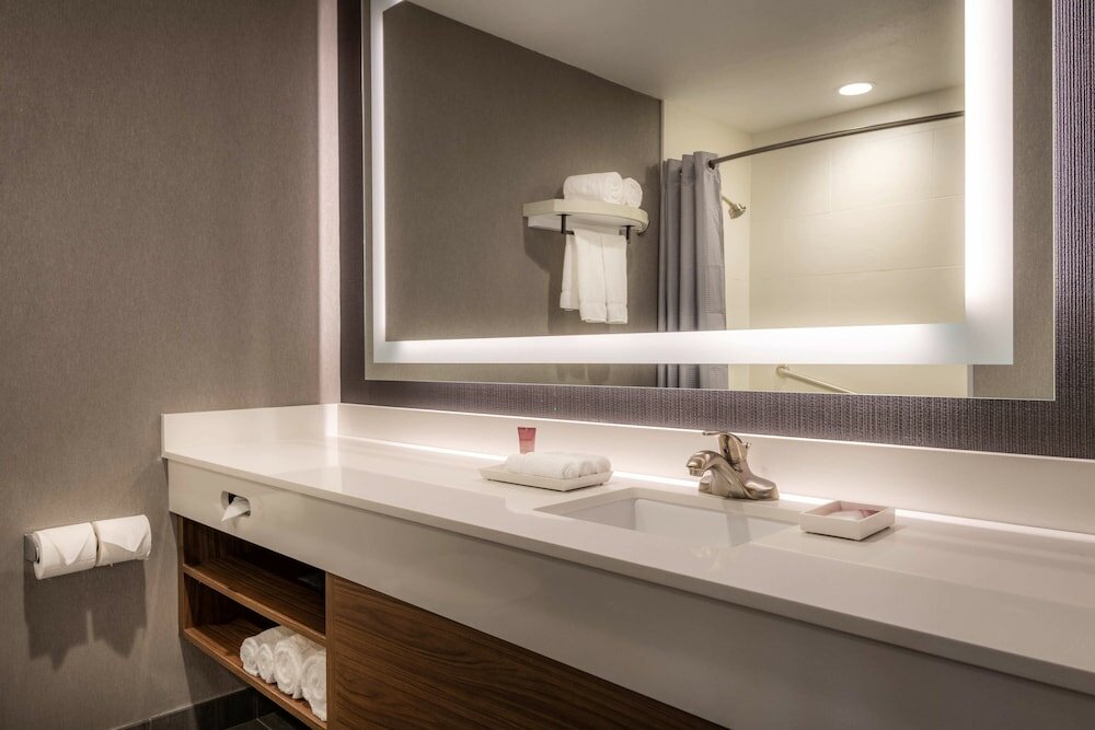 Фото Anaheim Camelot Inn & Suites