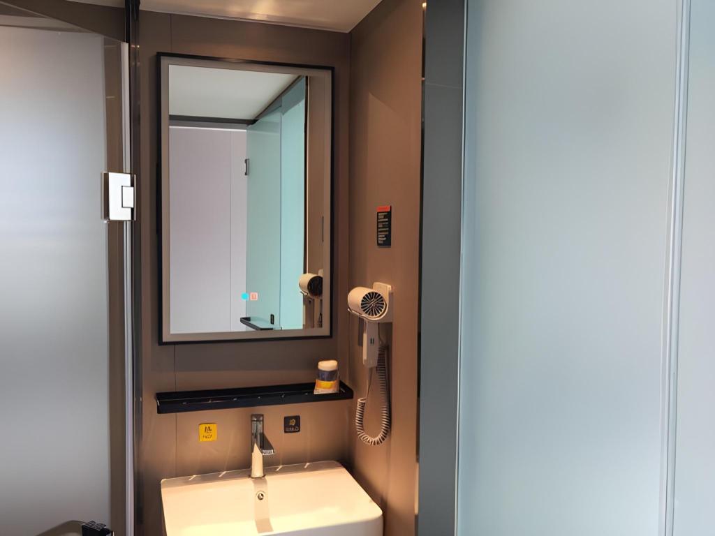 Фото 7Days Inn Shanghai LuJiaZui ShiMao Riviera GaRoaden