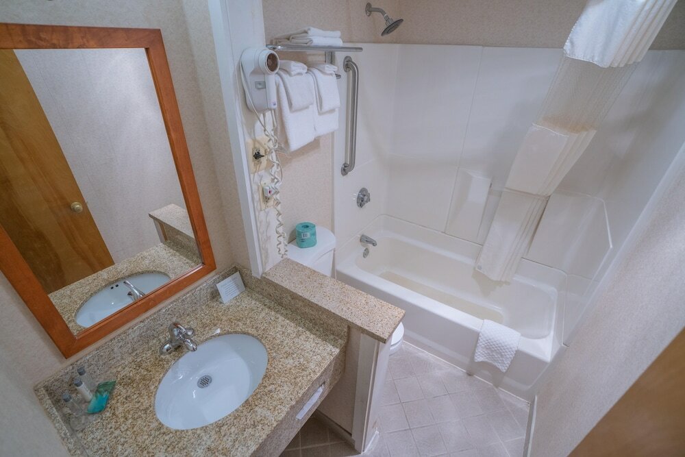 Фото Ambassador Inn & Suites
