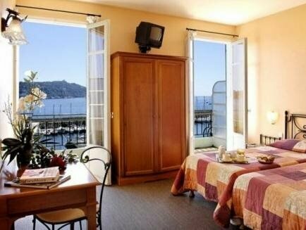 Гостиница Hotel De La Darse в Больё-сюр-Мере