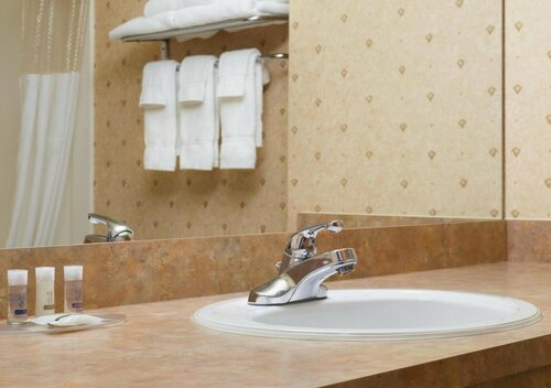 Гостиница Days Inn & Suites by Wyndham Brooks в Бруксе