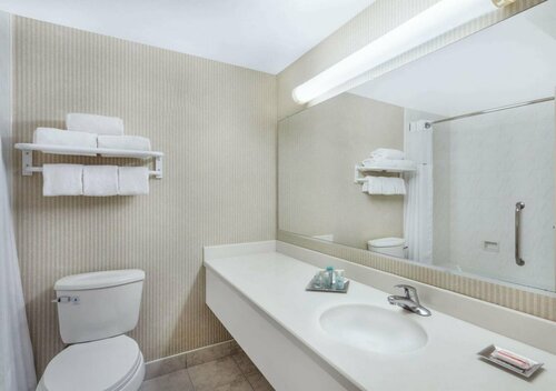 Гостиница Wyndham Visalia в Визалии