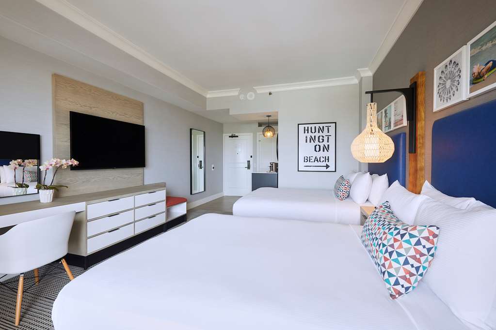 Фото The Waterfront Beach Resort, A Hilton Hotel