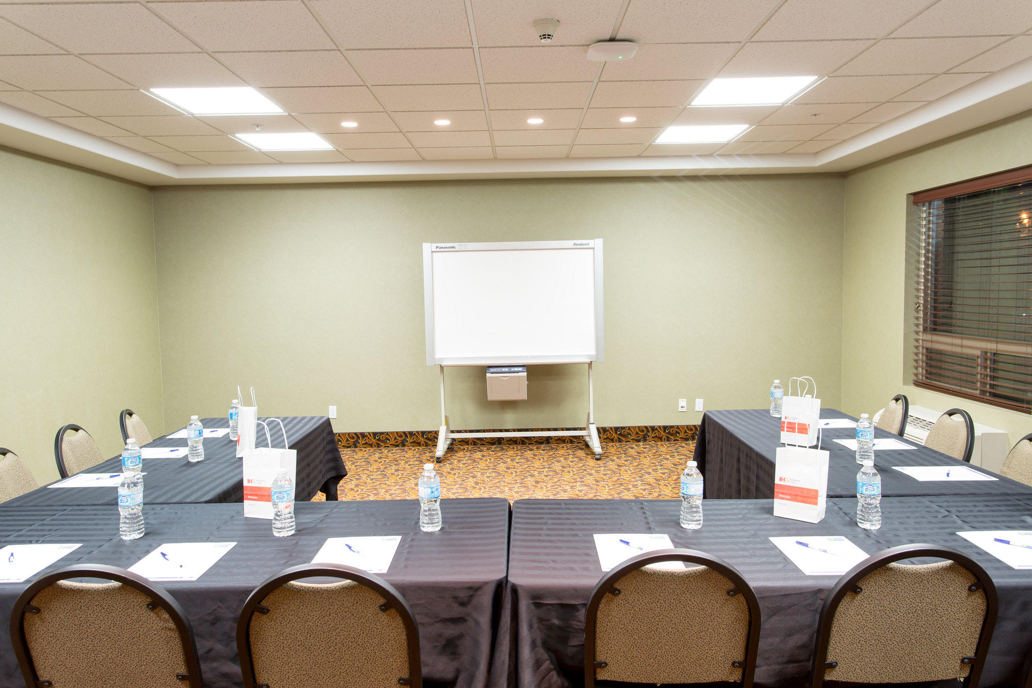 Фото Holiday Inn Express & Suites Drayton Valley