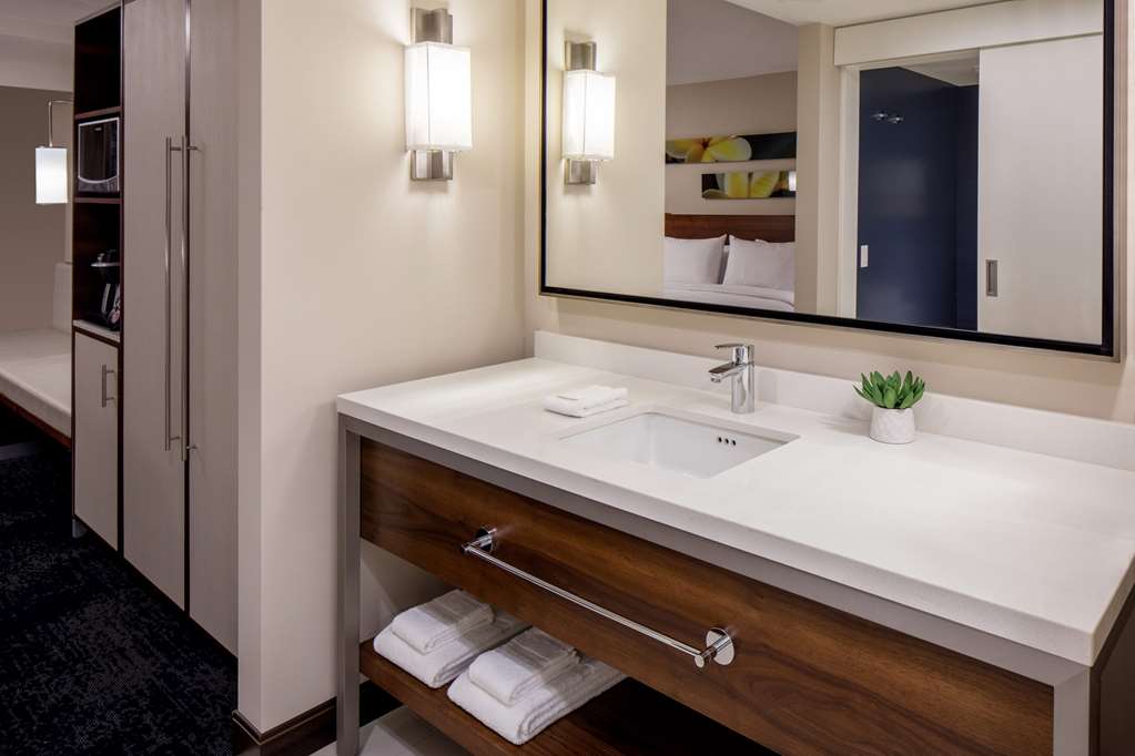Фото Hilton Garden Inn Waikiki Beach